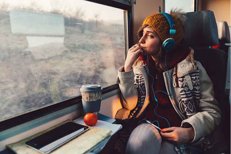 persona escuchando musica en el tren