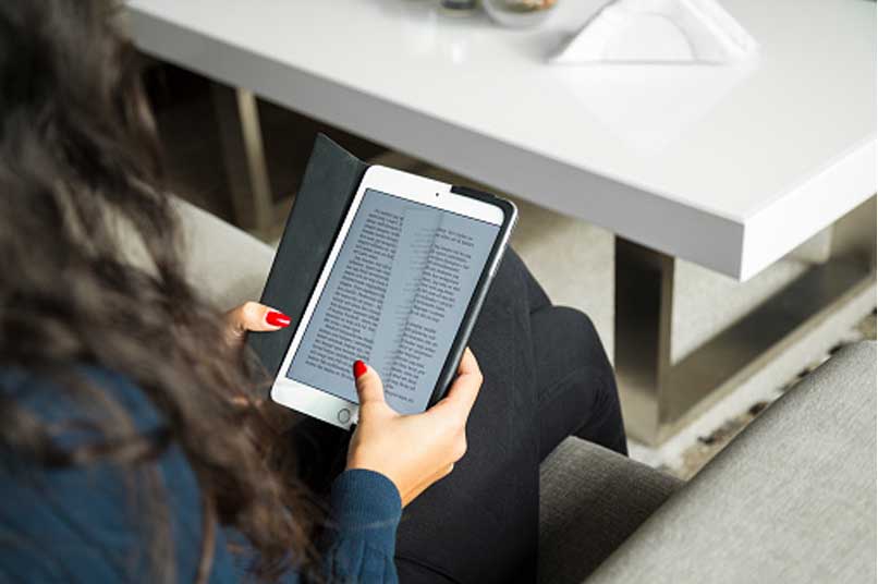 persona leyendo ebook en un tablet