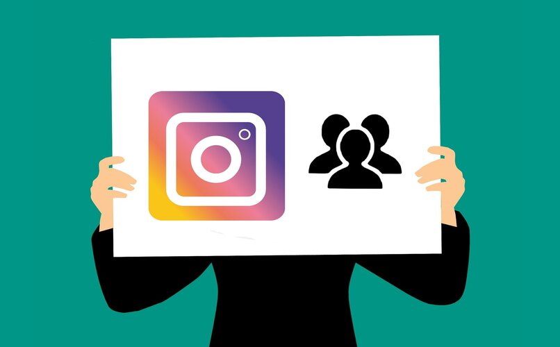 persona sosteniendo cartel con logo de instagram