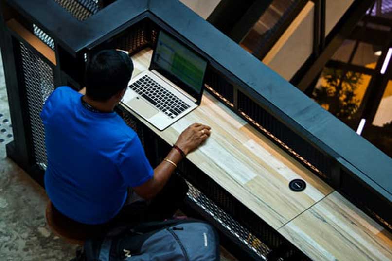 persona trabajando en laptop