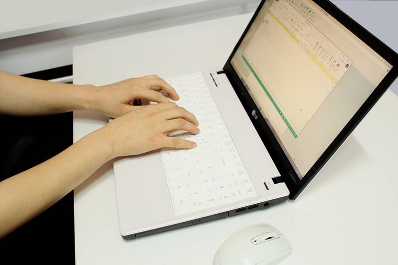 persona escribiendo en una laptop