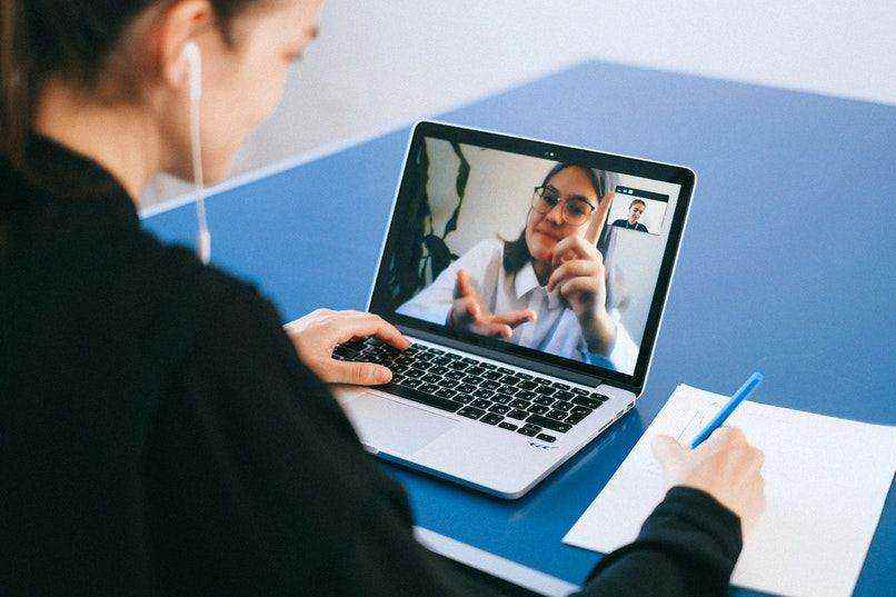 Mujer haciendo videollamada en PC