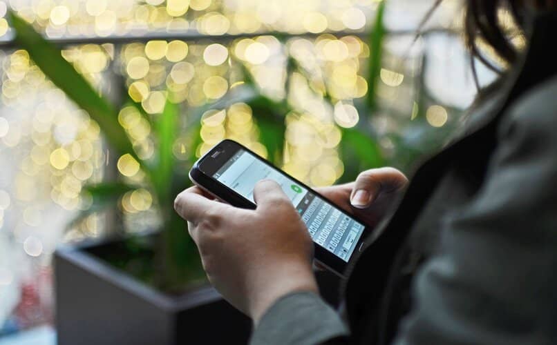 persona configurando app de whatsapp