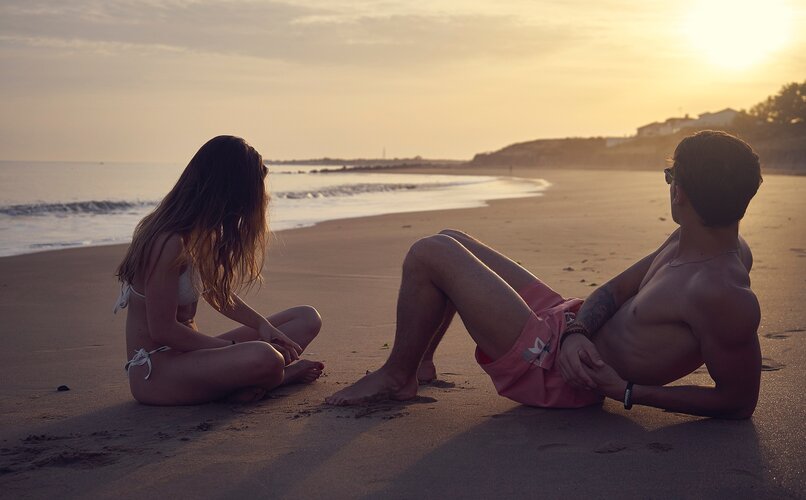 hombre y mujer en la playa tras conocerse en badoo