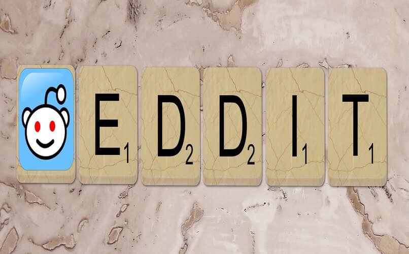 logo de reddit en fichas de scrabble