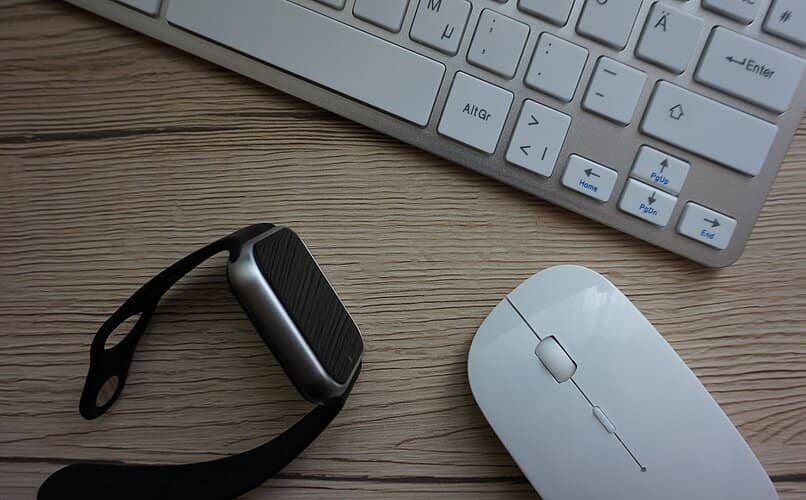 smartwatch sobre escritorio junto a mouse