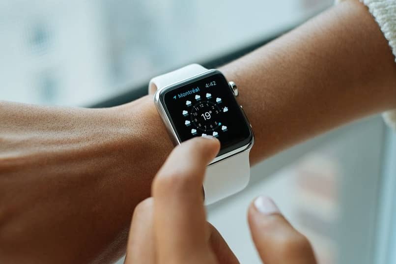 sincronizando reloj smartwatch en la mano