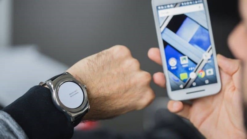 emparejando reloj smartwatch con un movil 