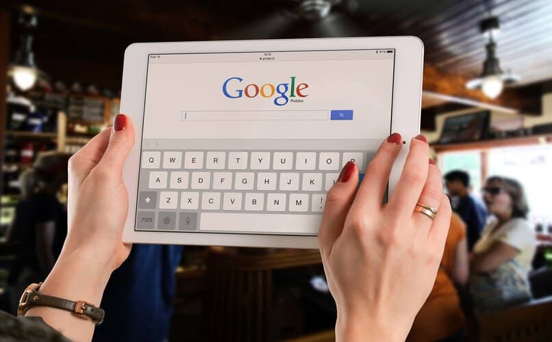 tablet con pagina de google en inicio