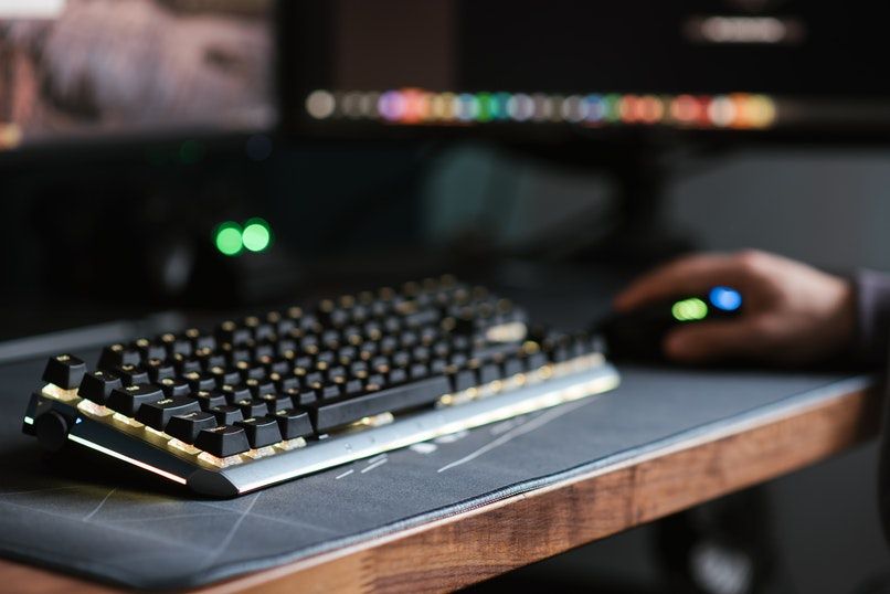 teclado en un escritorio