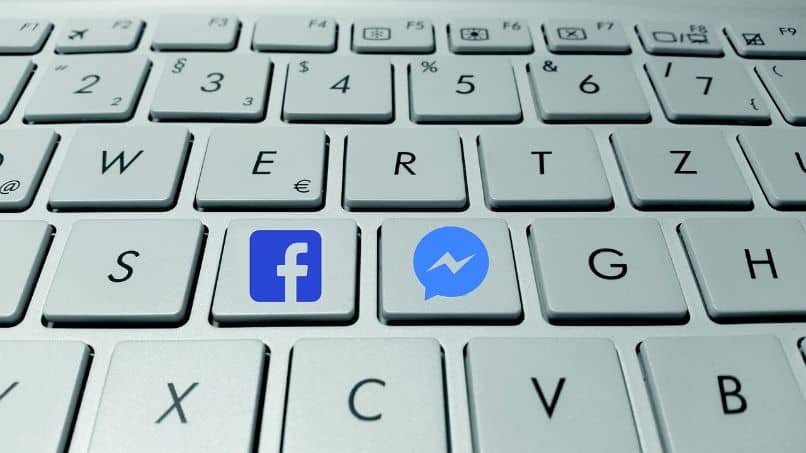 teclado con emblema de facebook y messenger