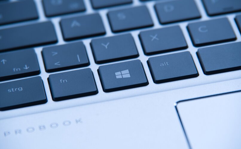 teclado de laptop con boton de windows
