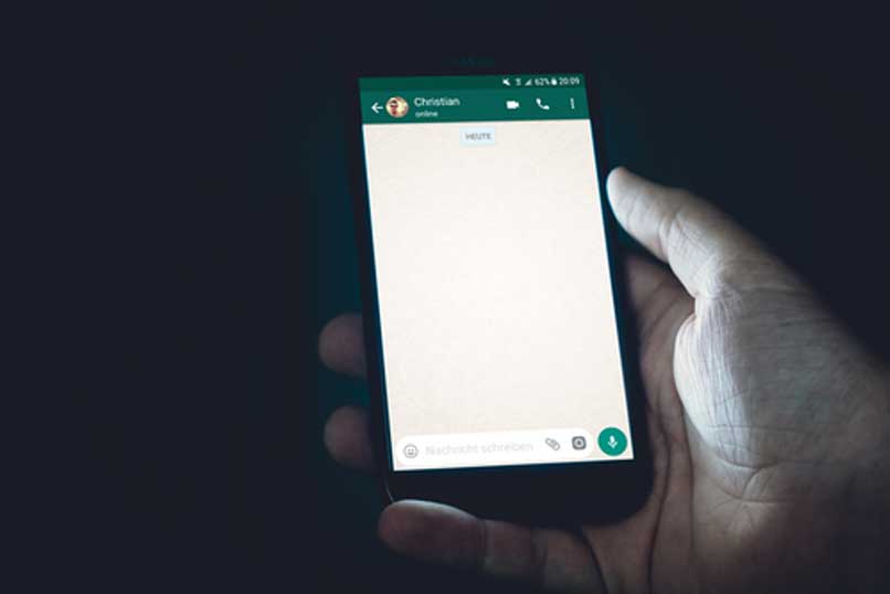 telefono en mano whatsapp