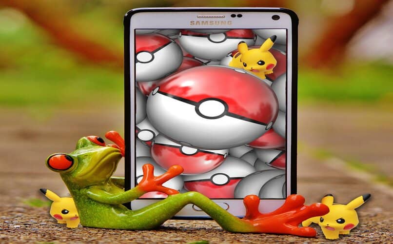 rana sosteniendo movil con pokemon go