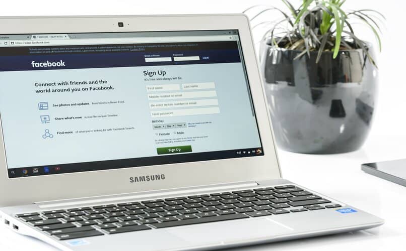 pagina web de facebook en laptop