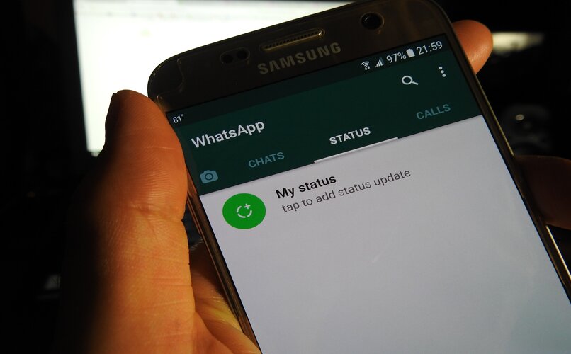 app movil de whatsapp en pestaña de estados